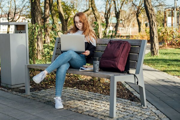 How to support students with chatbots ?